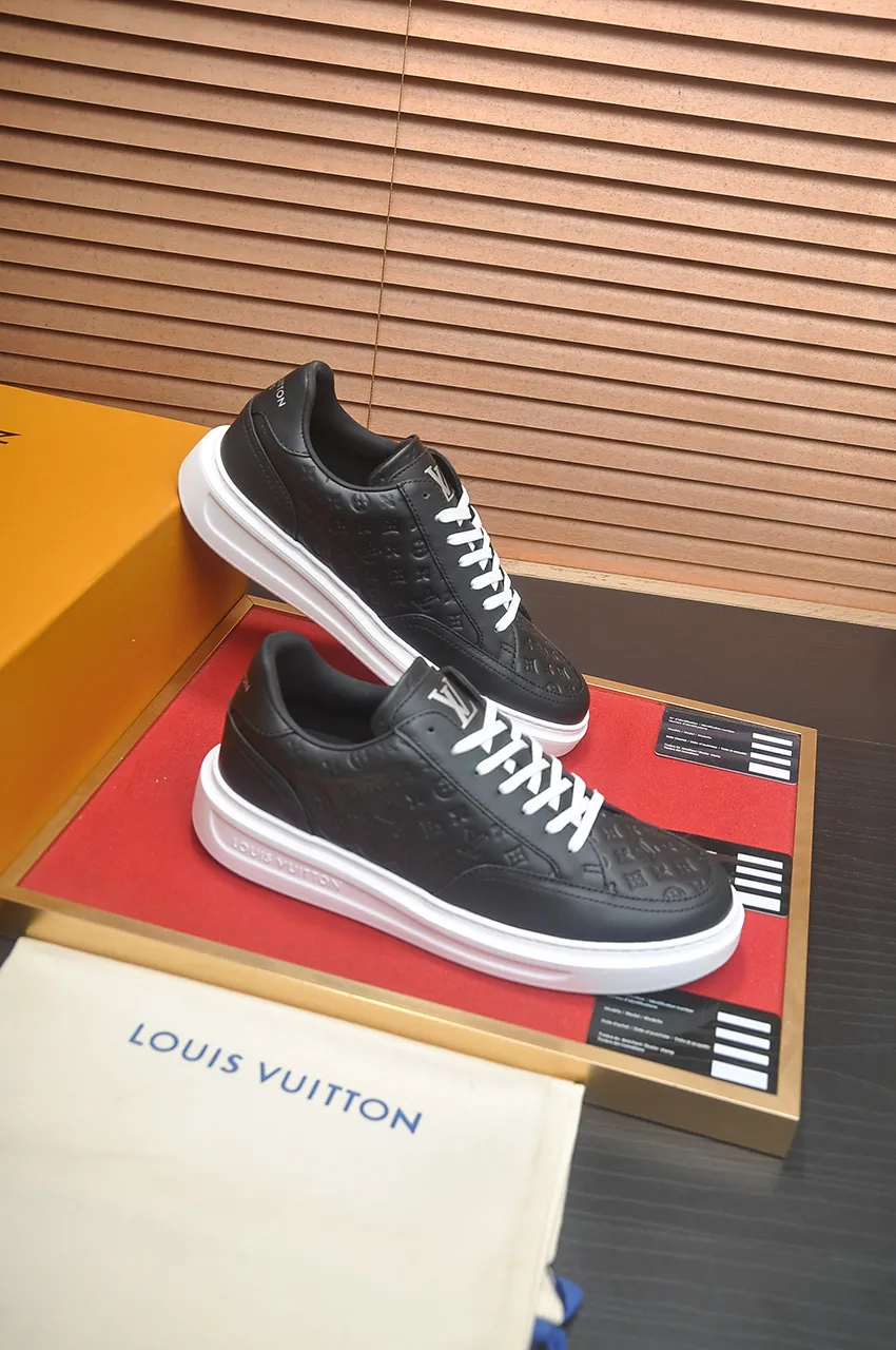 Men's men's shoes 💰640💶Original development, quality shipping, welcome to compare - LV sneaker series sports shoes introduce the loose silhouette of the ready-to-wear series into the spring and summer men's wear shows and make an eye-catching appearance. The cow leather upper is combined with rough fabric laces, and colorful beading highlights the brand's classic elements. LV letters mark the tongue and Monogram floral outsole. Mixed materials Made of top-grain cowhide, thick shoelace design, large Monogram print on the side, mesh lining and cotton feet, the comfort is as extreme as ever, premium heritage, quality first, worth owning! Size: Men’s 38-45 (45 is custom-made and cannot be returned or exchanged)